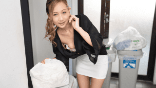 051824 Cô hàng xóm xinh đẹp không mặc áo lót vào buổi sáng